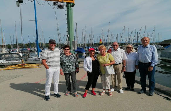 Gruppenfoto am Jachthafen nach  Einkehr beim Hafenwirt